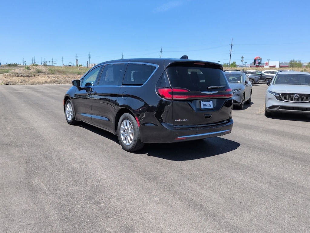 Used 2023 Chrysler Pacifica Touring L Minivan/Van