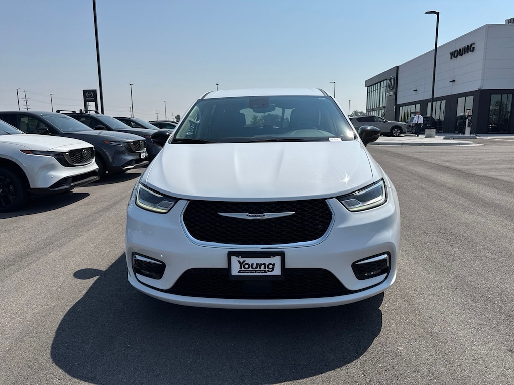 Used 2024 Chrysler Pacifica Touring L Minivan/Van