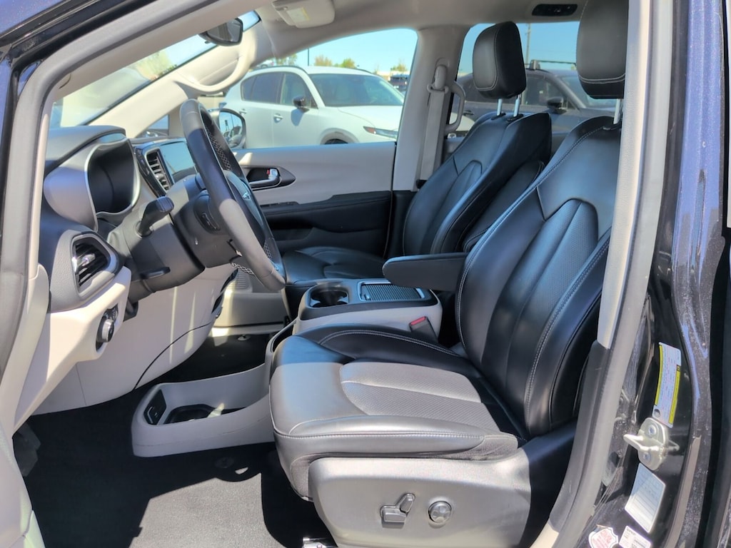 Used 2023 Chrysler Pacifica Touring L Minivan/Van