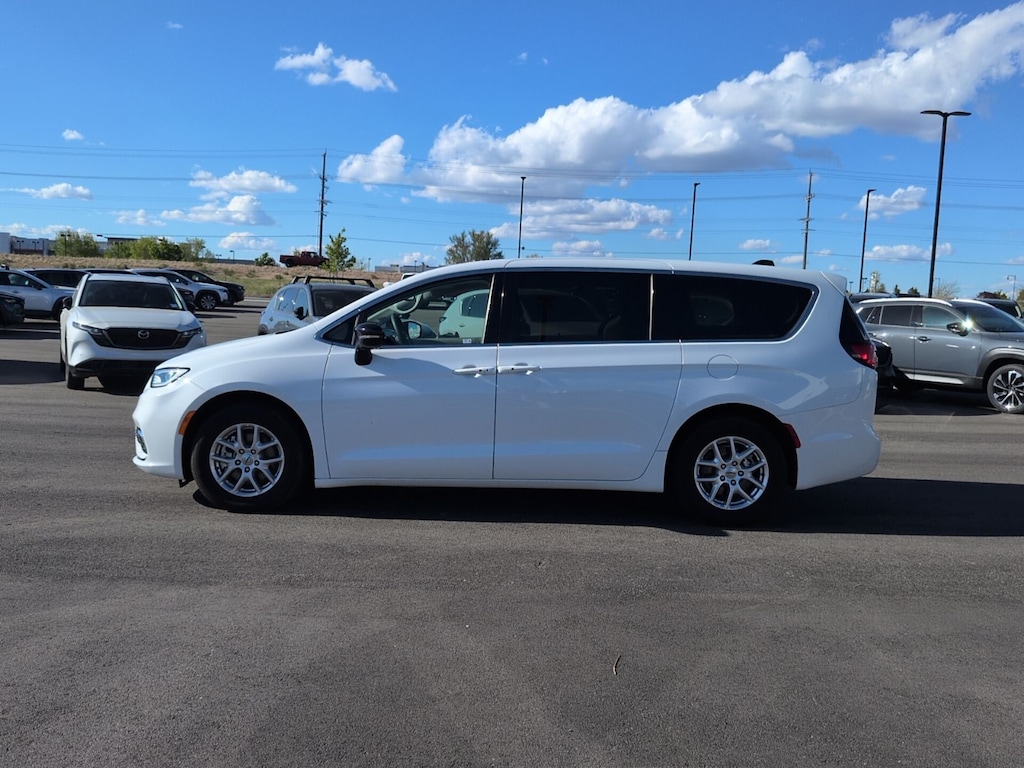 Used 2024 Chrysler Pacifica Touring L Minivan/Van