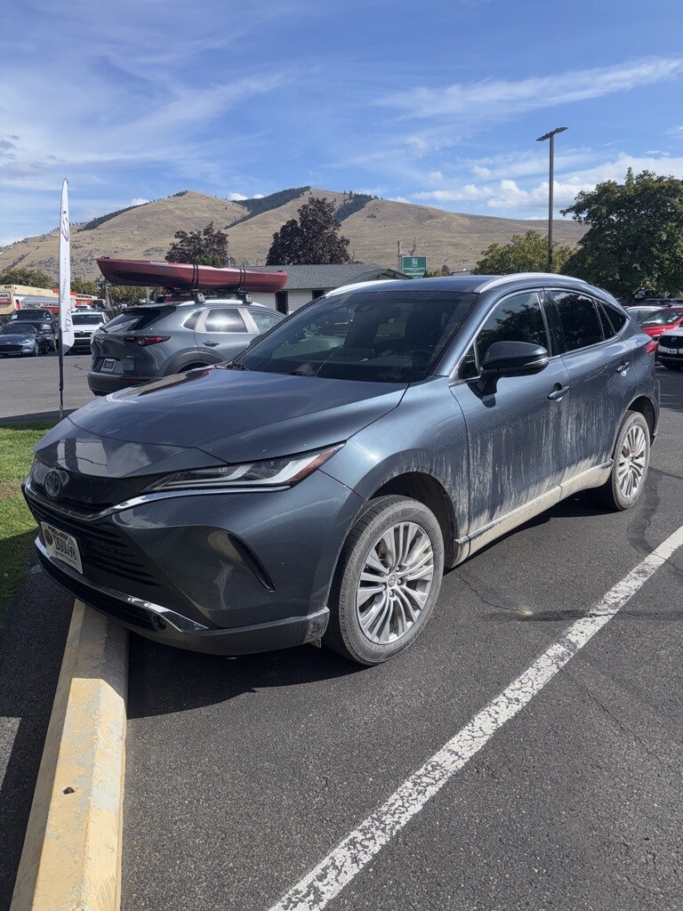 2022 Toyota Venza LE photo 3