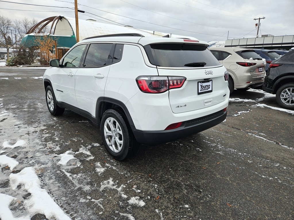 2024 Jeep Compass Latitude photo 2