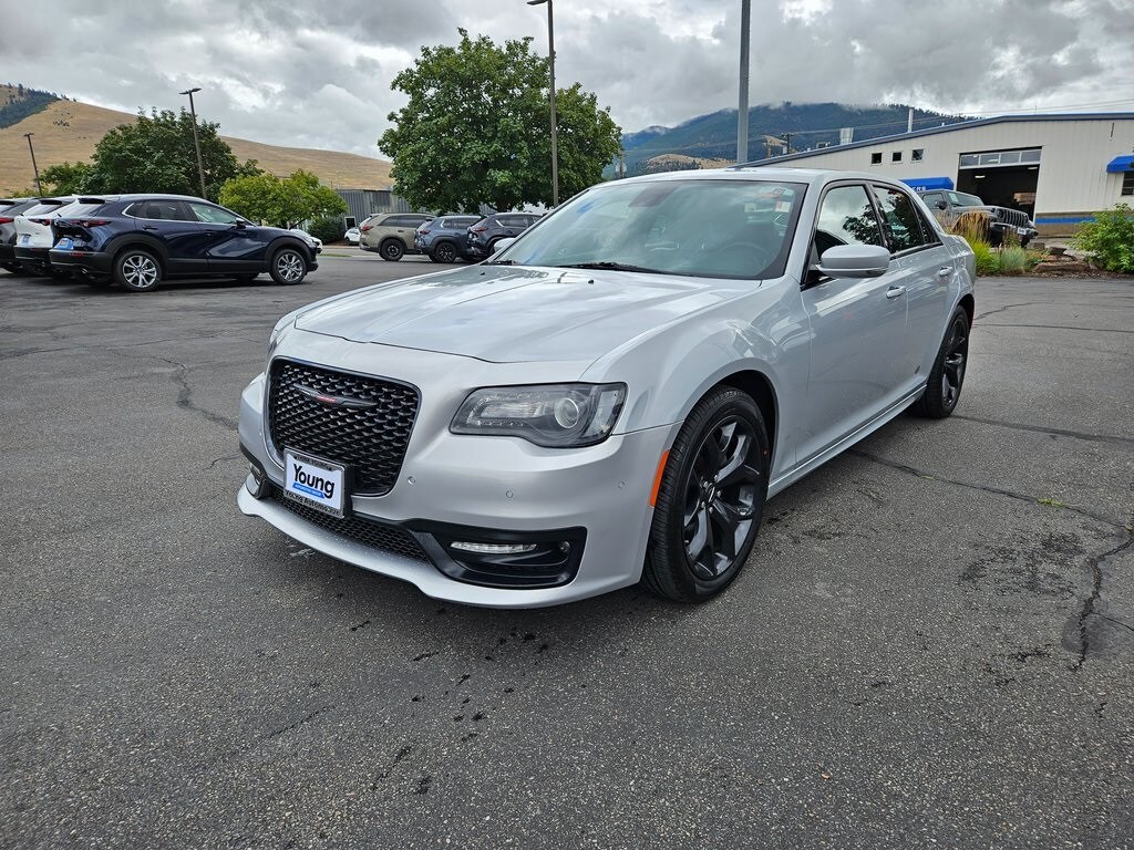 2022 Chrysler 300 S photo 3