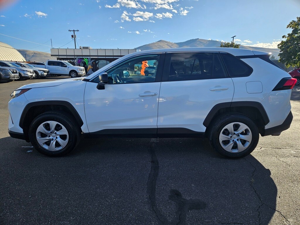 2024 Toyota RAV4 LE photo 4