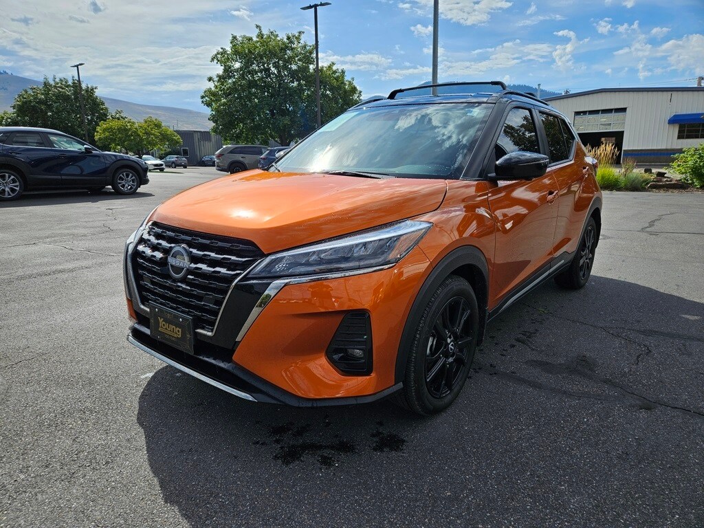 2023 Nissan Kicks SR photo 3
