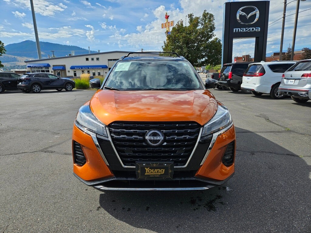 2023 Nissan Kicks SR photo 2