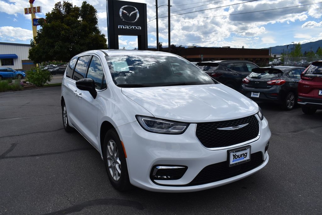 Used 2025 Chrysler Pacifica Select Minivan/Van