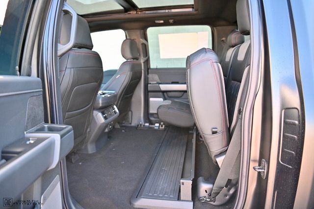 2025 Ford F-150 XLT - Photo 17