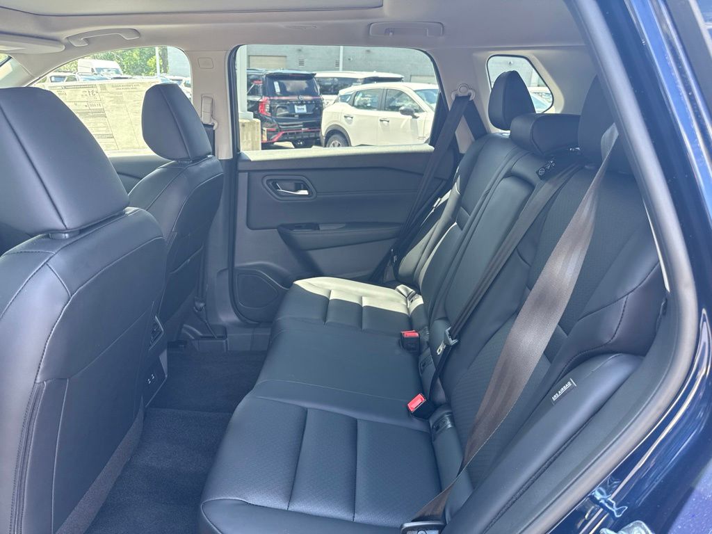 2026 Nissan Rogue Dark Armor - Photo 18