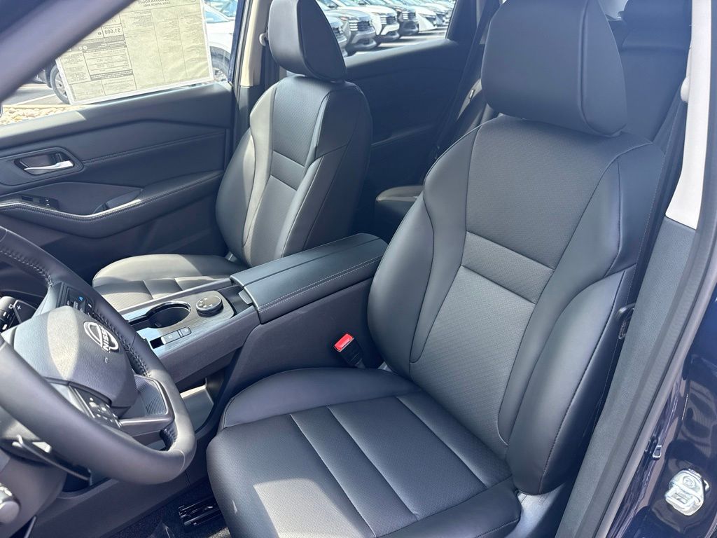 2026 Nissan Rogue Dark Armor - Photo 15