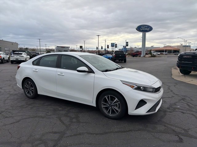 2023 Kia Forte LXS photo 4