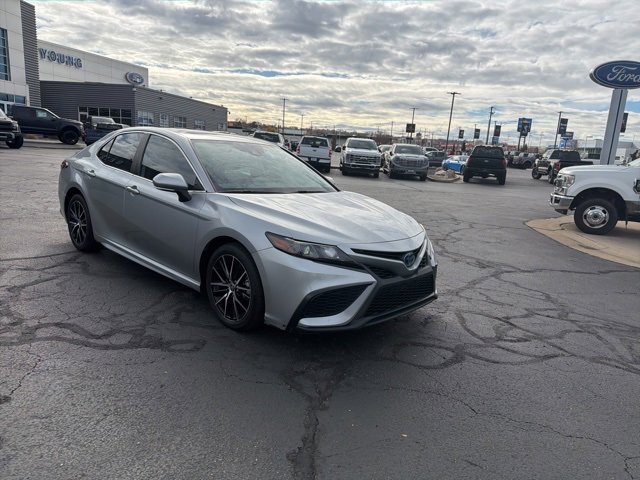2022 Toyota Camry Hybrid SE photo 2