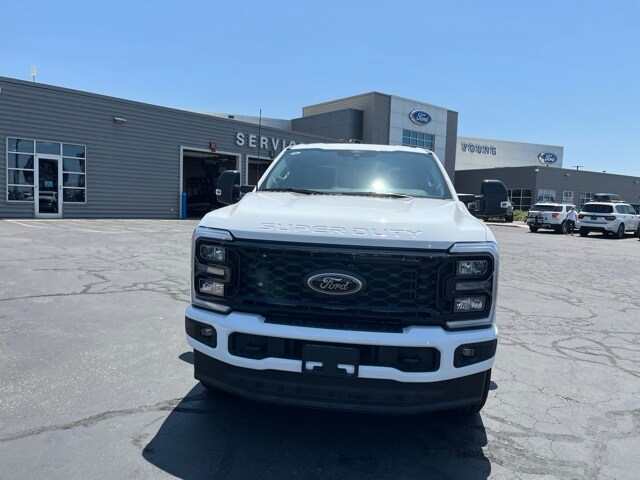 2025 Ford F-350 XLT photo 3