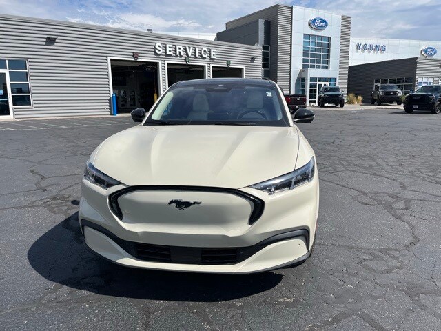 2025 Ford Mustang Mach-E Premium photo 4