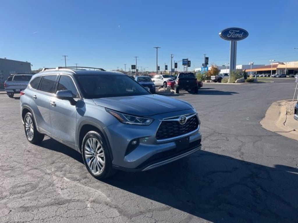 Used 2023 Toyota Highlander L SUV