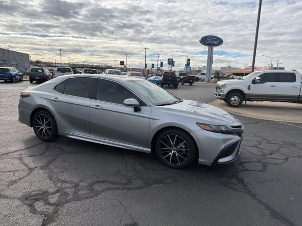 Used 2022 Toyota Camry Hybrid SE Sedan