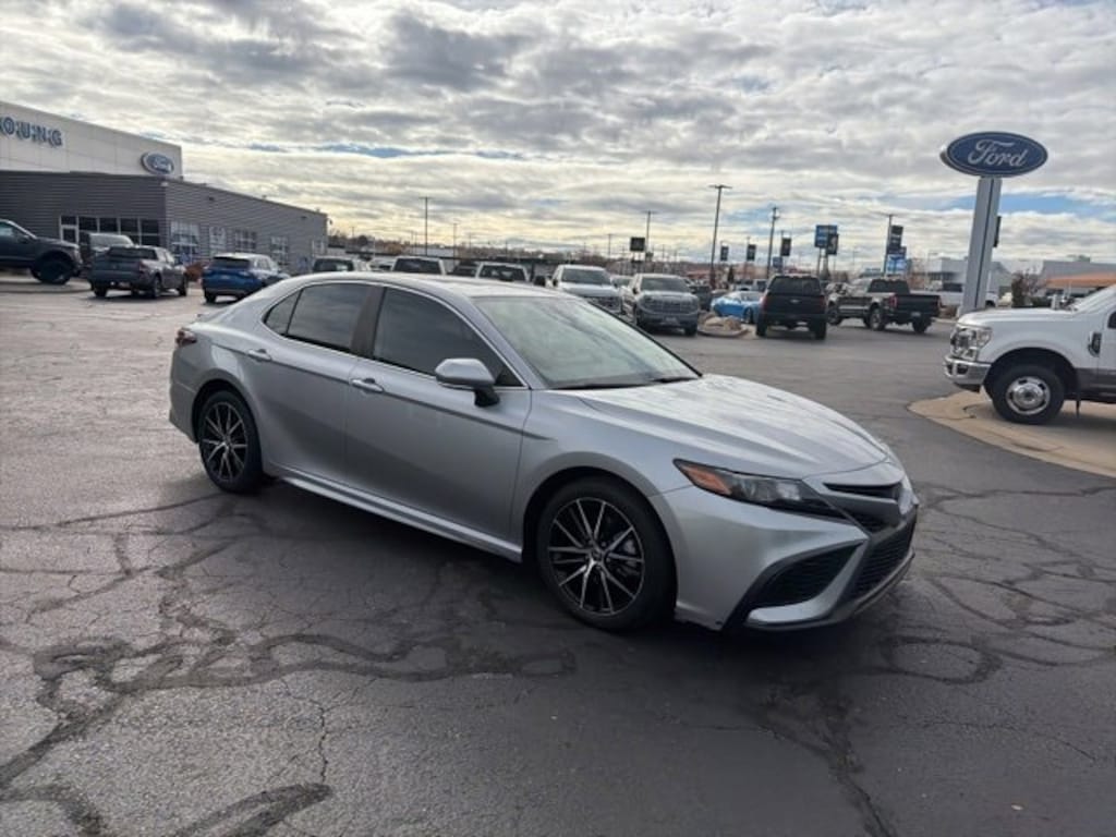 Used 2022 Toyota Camry Hybrid SE Sedan