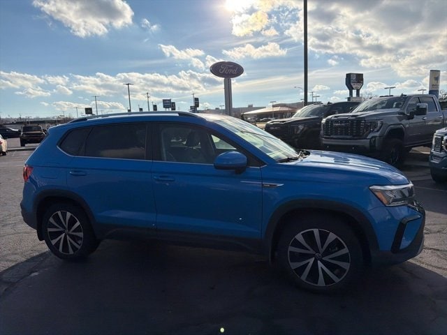 2022 Volkswagen Taos SE photo 2