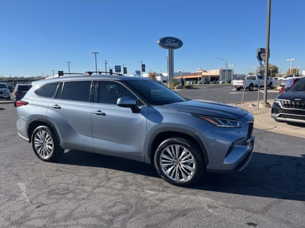 Used 2023 Toyota Highlander L SUV