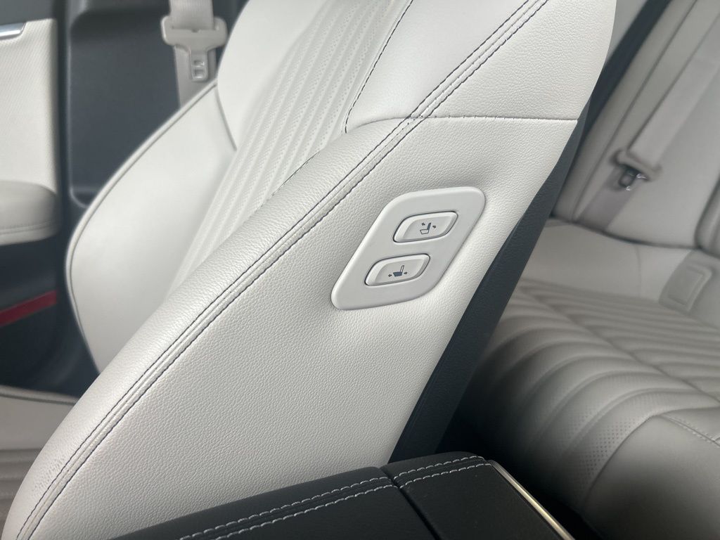 2025 GENESIS G70 Standard - Photo 14