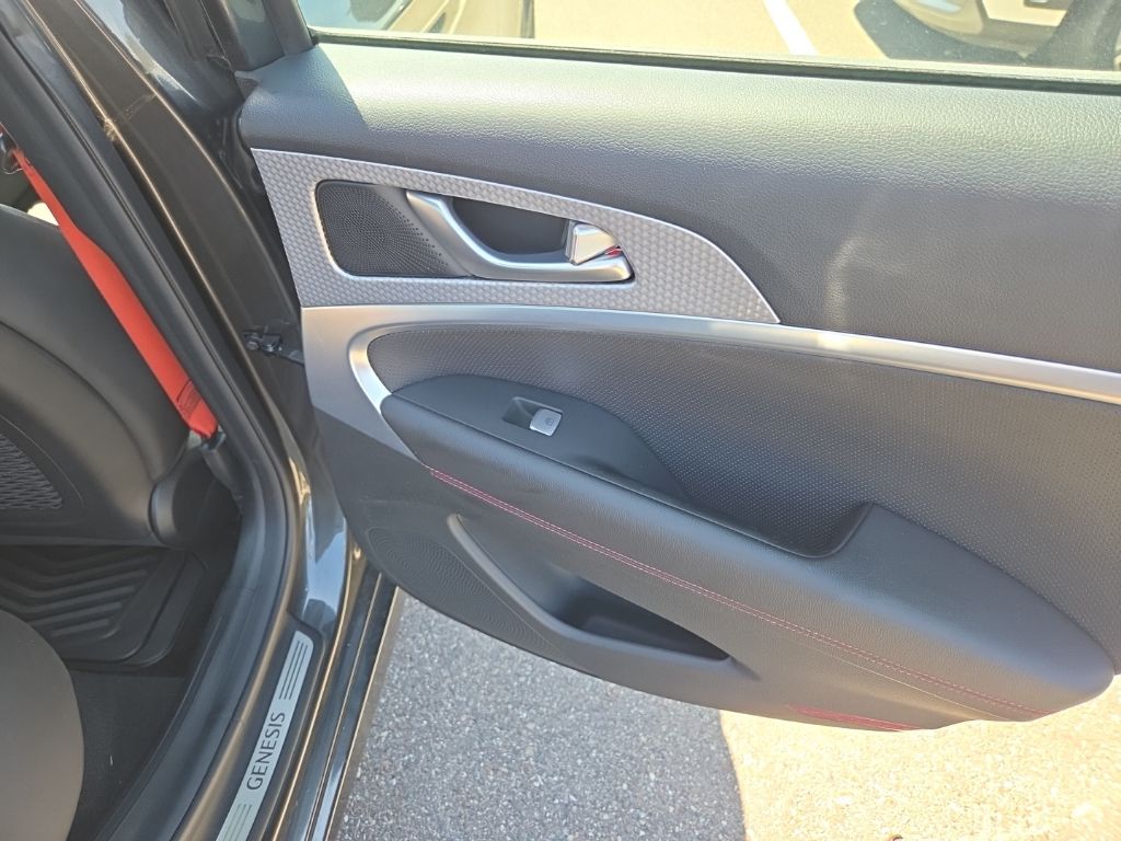 2023 GENESIS G70 Standard - Photo 28