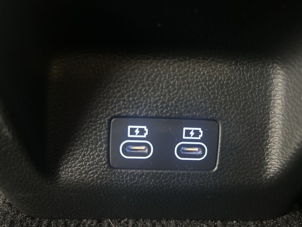 2025 GENESIS G70 Standard - Photo 17