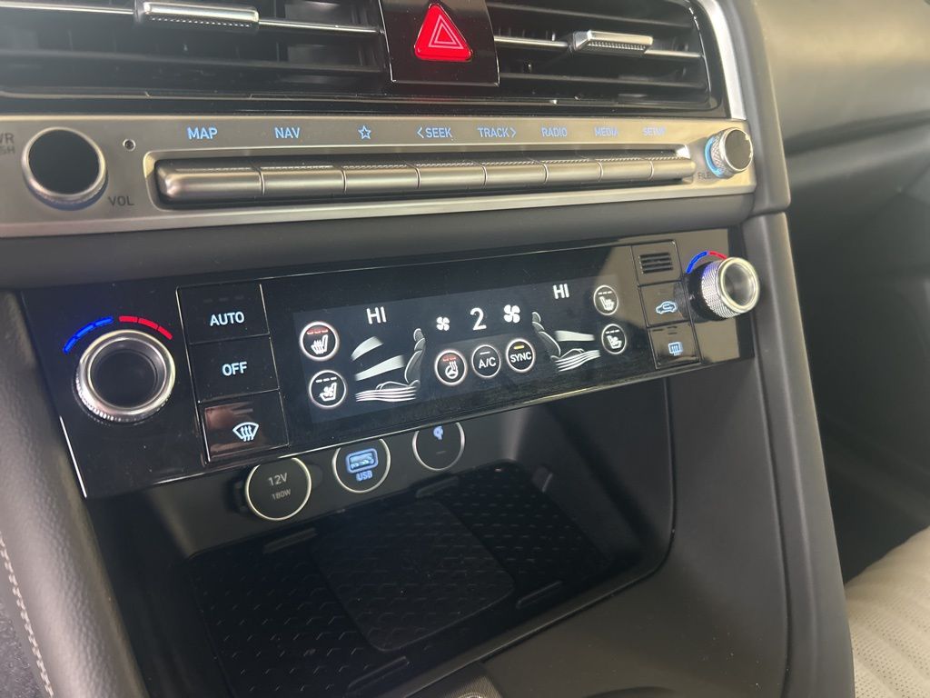 2025 GENESIS G70 Standard - Photo 9