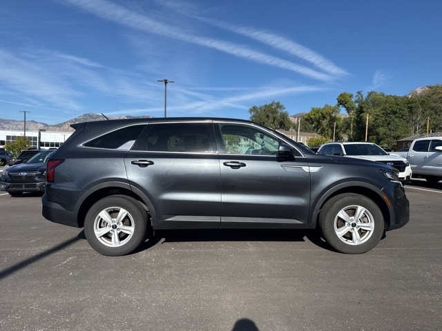 2022 Kia Sorento LX photo 3