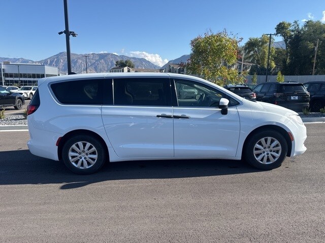 2021 Chrysler Voyager L photo 2