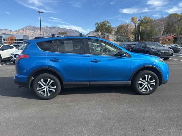 2018 Toyota RAV4 LE photo 2