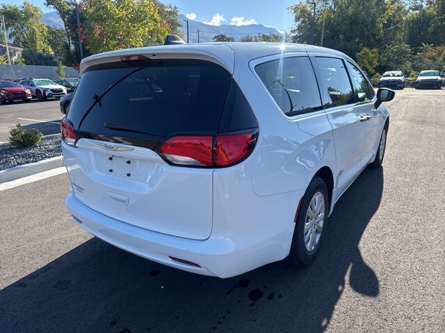 2021 Chrysler Voyager L photo 3