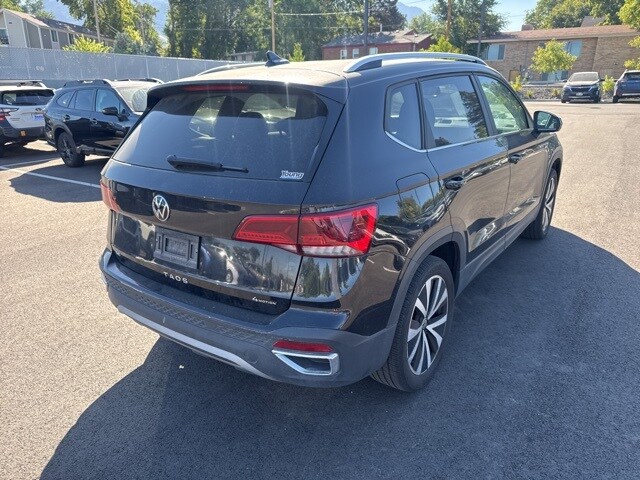 2022 Volkswagen Taos SE photo 2
