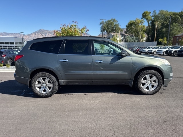 2011 Chevrolet Traverse 2LT photo 2