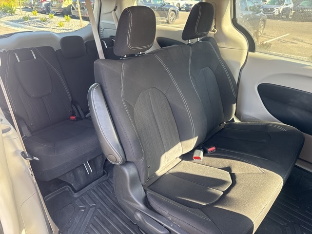 2021 Chrysler Voyager L photo 13