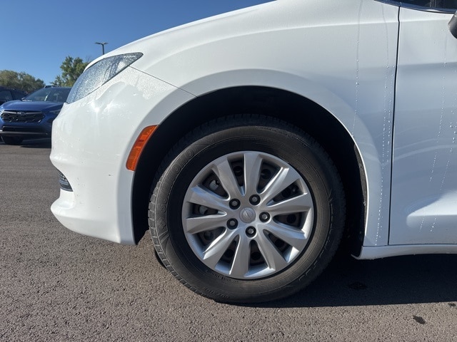 2021 Chrysler Voyager L photo 9