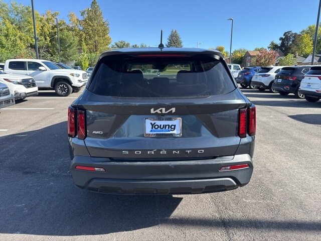 2022 Kia Sorento LX photo 3