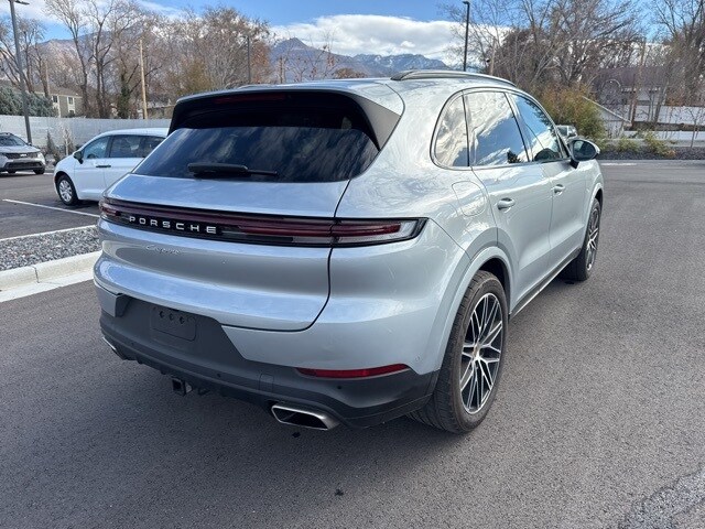 2024 Porsche Cayenne Base photo 3