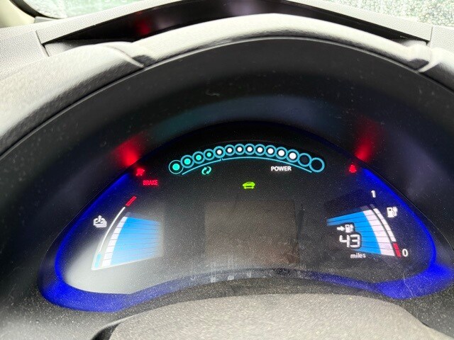 2015 Nissan Leaf S photo 2