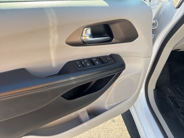 2021 Chrysler Voyager L photo 16
