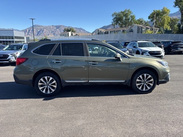 2019 Subaru Outback 3.6R Touring photo 2