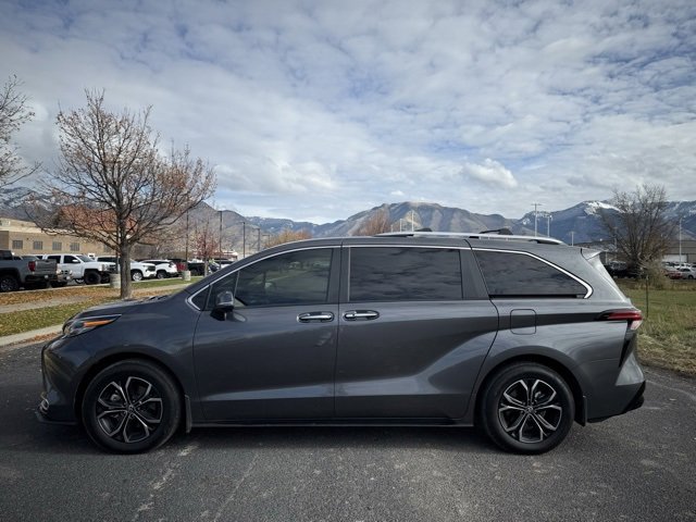2025 Toyota Sienna Platinum photo 2