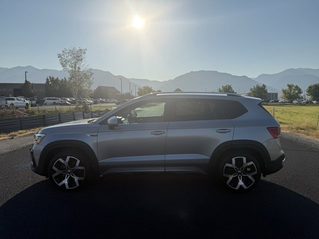 2022 Volkswagen Taos SEL photo 2