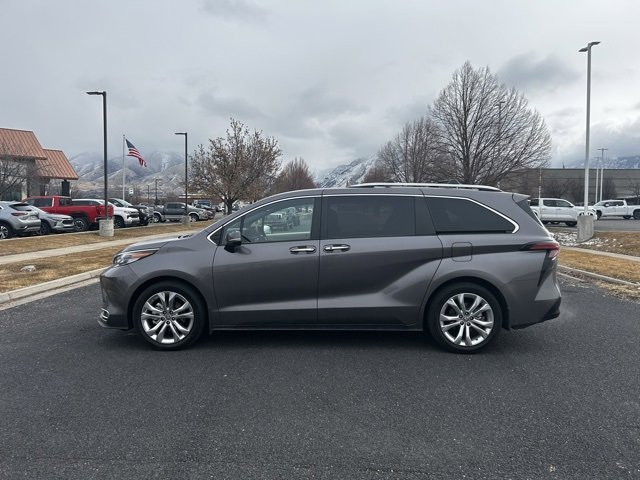 2023 Toyota Sienna Platinum photo 2