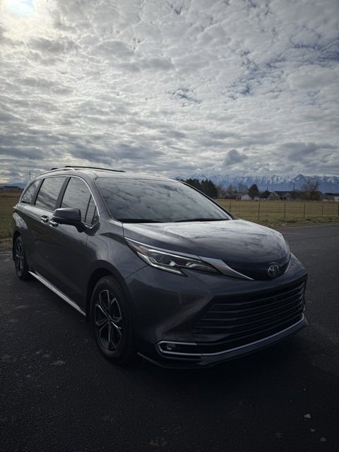 2025 Toyota Sienna Platinum photo 3