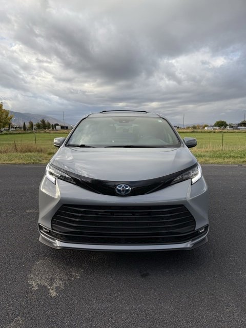 2025 Toyota Sienna Woodland Edition photo 4