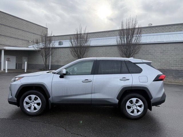 2025 Toyota RAV4 LE's photo