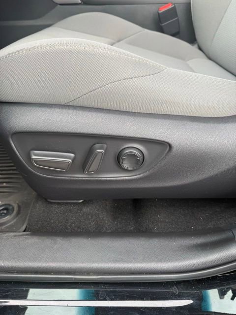 2023 Toyota Venza LE - Photo 17