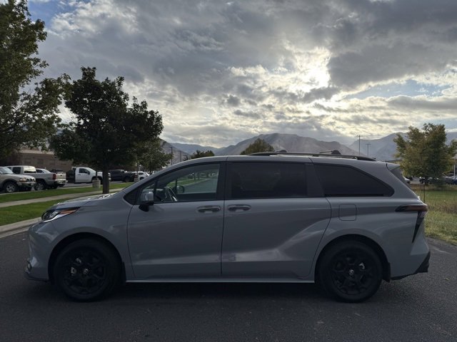 2025 Toyota Sienna Woodland Edition photo 2
