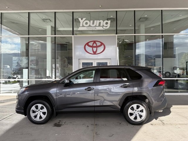 2025 Toyota RAV4 LE's photo