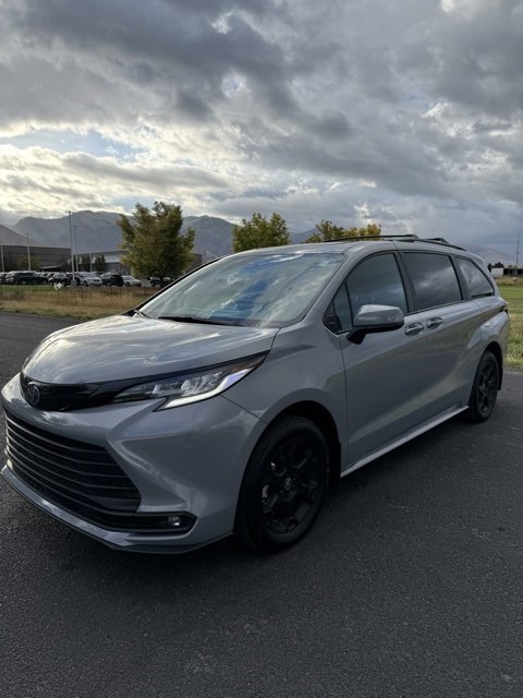 2025 Toyota Sienna Woodland Edition photo 3